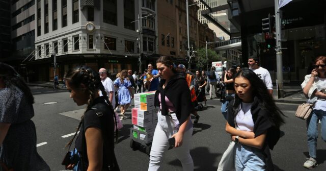 Pedestres atravessam a Market Street em Sydney, Austrália. 