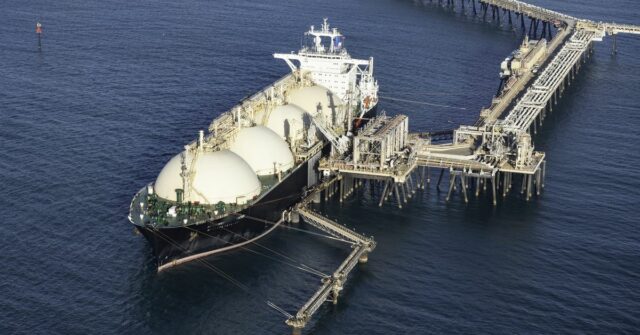 Australianos apoiam aumento de impostos depois que a troca de cerveja versus gás do senador se torna viral
