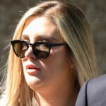 Lauren Ashley Mastrosa (à esquerda) chega ao Tribunal Local de Blacktown em Sydney na quinta-feira, 4 de dezembro de 2025.