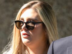 Autor erótico escreveu ficção sobre abuso infantil, conclui tribunal Lauren Ashley Mastrosa (à esquerda) chega ao Tribunal Local de Blacktown em Sydney na quinta-feira, 4 de dezembro de 2025.