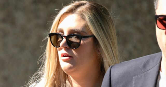 Lauren Ashley Mastrosa (à esquerda) chega ao Tribunal Local de Blacktown em Sydney na quinta-feira, 4 de dezembro de 2025.