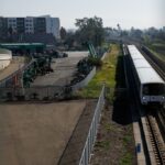 Um trem BART passa pelo futuro local da estação BART de Irvington na quarta-feira, 4 de fevereiro de 2026, em Fremont, Califórnia (Dai Sugano/Bay Area News Group)