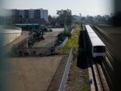 Autoridades de East Bay insatisfeitas enquanto o BART mantém os planos da estação de Irvington congelados Um trem BART passa pelo futuro local da estação BART de Irvington na quarta-feira, 4 de fevereiro de 2026, em Fremont, Califórnia (Dai Sugano/Bay Area News Group)