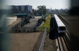 Autoridades de East Bay insatisfeitas enquanto o BART mantém os planos da estação de Irvington congelados Um trem BART passa pelo futuro local da estação BART de Irvington na quarta-feira, 4 de fevereiro de 2026, em Fremont, Califórnia (Dai Sugano/Bay Area News Group)
