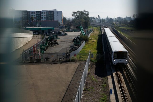 Um trem BART passa pelo futuro local da estação BART de Irvington na quarta-feira, 4 de fevereiro de 2026, em Fremont, Califórnia (Dai Sugano/Bay Area News Group)