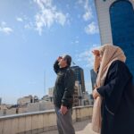 TEERÃ, IRÃ - 28 DE FEVEREIRO: Carros param no trânsito em meio a relatos de ataques generalizados no país pelos Estados Unidos e Israel em 28 de fevereiro de 2026 em Teerã, Irã. Após as explosões terem sido vistas na capital iraniana, o gabinete do Ministro da Defesa israelita emitiu um comunicado dizendo que tinha lançado um ataque preventivo contra o país, seguido por uma declaração do presidente dos EUA de que tinham lançado operações de combate. (Foto de Majid Saeedi/Getty Images)