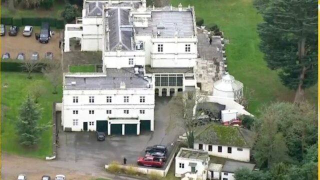 Autoridades revistam casa de ex-príncipe após prisão
