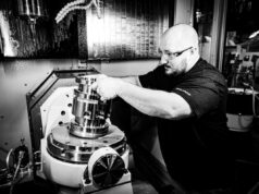 Avalanche acha que a indústria de energia de fusão deveria pensar menor A man assembles a fusion device.