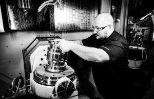 Avalanche acha que a indústria de energia de fusão deveria pensar menor A man assembles a fusion device.