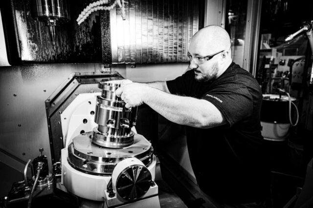 Avalanche acha que a indústria de energia de fusão deveria A man assembles a fusion device.