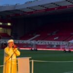 Azan ecoa na sede de Liverpool, internautas mudam YNWA para Você não terá nada sem Alá