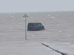 Azarado motorista de entrega da Amazon preso na água após seguir o GPS Uma van de entrega da Amazon ficou presa na enchente até as janelas, com apenas a metade superior da van visível acima da água.