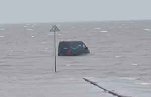 Azarado motorista de entrega da Amazon preso na água após seguir o GPS Uma van de entrega da Amazon ficou presa na enchente até as janelas, com apenas a metade superior da van visível acima da água.