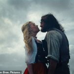 Emerald Fennell reimagina a história de Bronte como um conto de fadas sombrio e depois adiciona cenas de sexo excêntrico. É menos O Morro dos Ventos Uivantes, mais Cinquenta Tons de Grimm