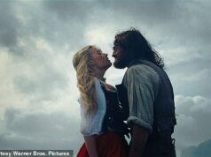 BRIAN VINER: Margot Robbie e Jacob Elordi fazem sexo excêntrico, mas é menos O Morro dos Ventos Uivantes e mais Cinquenta Tons de Grimm Emerald Fennell reimagina a história de Bronte como um conto de fadas sombrio e depois adiciona cenas de sexo excêntrico. É menos O Morro dos Ventos Uivantes, mais Cinquenta Tons de Grimm