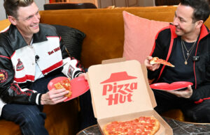 Backstreet está de volta para lançar Pizza Hut’s Shape Of My Heart-Shaped Pizza Nick Carter e Howie Dorough para Pizza Hut.