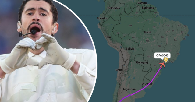 Bad Bunny se apresenta no palco durante o Apple Music Super Bowl LX Halftime Show no Levi's Stadium em 8 de fevereiro de 2026 em Santa Clara, Califórnia. 