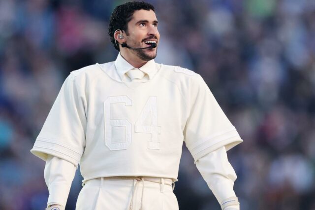 Bad Bunny explica o significado sentimental por trás de seu visual do intervalo do Super Bowl 2026
