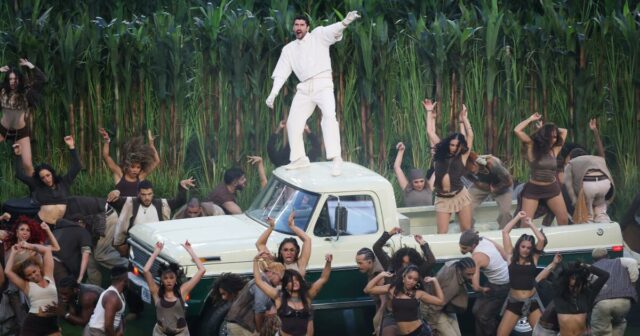 Bad Bunny leva Porto Rico ao show do intervalo do Super Bowl
