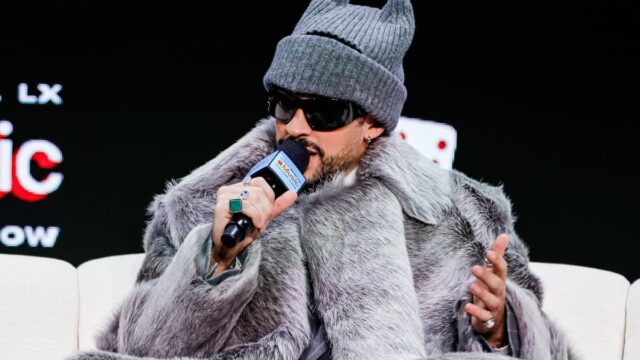 Bad Bunny queimando a bandeira dos EUA se espalha antes do show do intervalo do Super Bowl
