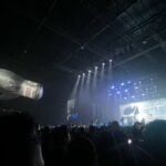 Balão gigante rouba a atenção no show de Bryan Adams em Jacarta e aparece quando esta música é tocada