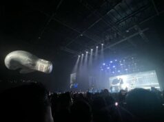 Balão gigante rouba a atenção no show de Bryan Adams em Jacarta e aparece quando esta música é tocada Balão gigante rouba a atenção no show de Bryan Adams em Jacarta e aparece quando esta música é tocada