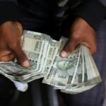 Banco estatal da Índia vendas de dólares âncora rupia, investidores aguardam dados do PIB