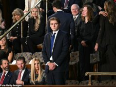 Barron Trump faz escolha de moda intrigante em aparição chocante na SOTU Barron Trump faz escolha de moda intrigante em aparição chocante na SOTU