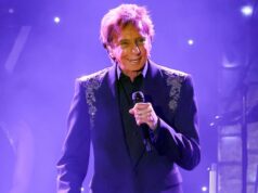 Barry Manilow adia mais shows após atualização ‘muito deprimente’ sobre câncer GettyImages-1694888966 Barry Mainlow é fumante