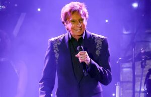 Barry Manilow adia mais shows após atualização ‘muito deprimente’ sobre câncer GettyImages-1694888966 Barry Mainlow é fumante