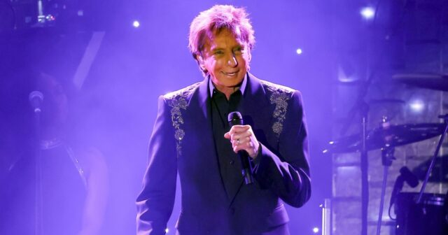 Barry Manilow adia mais shows após atualização 'muito deprimente' sobre GettyImages-1694888966 Barry Mainlow é fumante