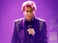 Barry Manilow compartilha atualização de recuperação após cirurgia de câncer de pulmão GettyImages-2197176560-barry-manilow