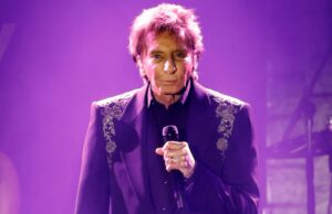 Barry Manilow compartilha atualização de recuperação após cirurgia de câncer de pulmão GettyImages-2197176560-barry-manilow