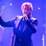 Barry Manilow revela ordens 'muito deprimentes' do cirurgião para adiar mais shows e prolongar o tempo de recuperação após o tratamento do câncer