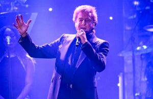 Barry Manilow revela ordens ‘muito deprimentes’ do cirurgião para adiar mais shows e prolongar o tempo de recuperação após o tratamento do câncer Barry Manilow revela ordens 'muito deprimentes' do cirurgião para adiar mais shows e prolongar o tempo de recuperação após o tratamento do câncer