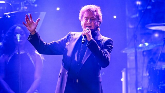 Barry Manilow revela ordens 'muito deprimentes' do cirurgião para adiar mais shows e prolongar o tempo de recuperação após o tratamento do câncer
