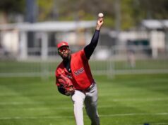Baseball de fantasia: vale a pena esperar pelas defesas da MLB O arremessador do Red Sox, Aroldis Chapman, arremessa durante um treino de beisebol de primavera em Fort Myers, Flórida, segunda-feira, 16 de fevereiro de 2026.