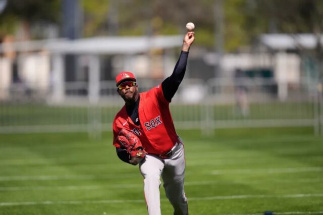 O arremessador do Red Sox, Aroldis Chapman, arremessa durante um treino de beisebol de primavera em Fort Myers, Flórida, segunda-feira, 16 de fevereiro de 2026.