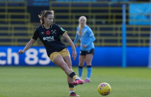 Bay FC contrata Anouk Denton, ex-zagueiro do West Ham United, por transferência Bay FC contrata Anouk Denton, ex-zagueiro do West Ham United, por transferência
