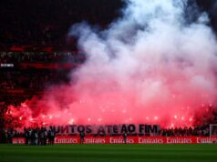 Benfica suspende cinco adeptos por alegados comentários racistas durante confronto com o Real Madrid Benfica suspende cinco adeptos por alegados comentários racistas durante confronto com o Real Madrid