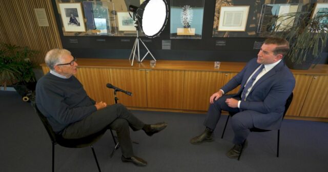 Bill Gates abordou seus novos links nos três milhões de páginas recentemente divulgadas dos arquivos de Jeffrey Epstein, dizendo que se arrepende de ter entrado em contato com o criminoso sexual condenado. 