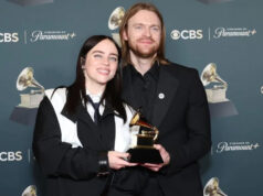 Billie Eilish disse ‘Ninguém é ilegal em terras roubadas’. Duas semanas depois, a lista de pessoas que testaram isso continua crescendo. Ela não respondeu a nenhum deles Drew Pavlou tira uma selfie na imigração do LAX depois de ser detido por mais de 30 horas. Ele diz que as autoridades alfandegárias o questionaram sobre suas postagens virais brincando sobre a mudança para a mansão de Billie Eilish. Crédito da imagem: @DrewPavlou