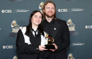 Billie Eilish disse ‘Ninguém é ilegal em terras roubadas’. Duas semanas depois, a lista de pessoas que testaram isso continua crescendo. Ela não respondeu a nenhum deles Drew Pavlou tira uma selfie na imigração do LAX depois de ser detido por mais de 30 horas. Ele diz que as autoridades alfandegárias o questionaram sobre suas postagens virais brincando sobre a mudança para a mansão de Billie Eilish. Crédito da imagem: @DrewPavlou