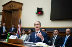 Bitcoin afunda depois que o secretário do Tesouro, Bessent, diz que o governo dos EUA não pode dizer aos bancos para resgatar a criptografia ESTADOS UNIDOS - 4 DE FEVEREIRO: O secretário do Tesouro, Scott Bessent, testemunha durante a audiência do Comitê de Serviços Financeiros da Câmara intitulada