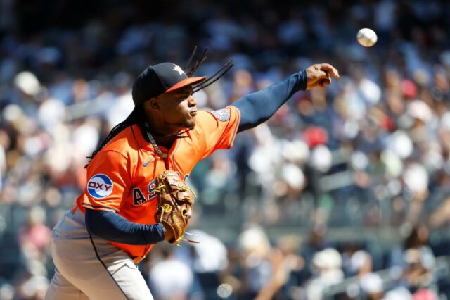 O arremessador do Houston Astros, Framber Valdez, lança um arremesso na quinta entrada no Yankee Stadium no Bronx, Nova York, EUA, sábado, 9 de agosto de 2025.