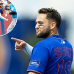 Bo Bichette caminha para o banco de reservas depois de ser eliminado no primeiro turno contra o Miami Marlins no Spring Training no Clover Field, sábado, 21 de fevereiro de 2026.