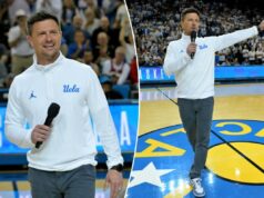 Bob Chesney tem uma proclamação ousada: “Estamos prestes a ganhar um campeonato Big Ten” O técnico de futebol do UCLA Bruins, Bob Chesney, segura um microfone em um jogo de basquete.