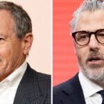 O presidente do Comitê Organizador das Olimpíadas LA2028, Casey Wasserman, fala durante o acendimento cerimonial da pira olímpica LA28 no Memorial Coliseum em Los Angeles em 13 de janeiro de 2026, antes do lançamento do registro de ingressos para os Jogos Olímpicos de Verão de 2028. (Imagens Getty)