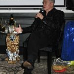 Bobby Davro se lembra de ter 'chorado o tempo todo' em shows de stand-up antes de desabar novamente ao sair do palco enquanto fala sobre se apresentar em meio ao luto - três anos após a trágica morte da noiva Vicky Wright