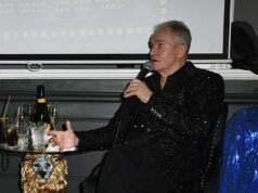 Bobby Davro se lembra de ter ‘chorado o tempo todo’ em shows de stand-up antes de desabar novamente ao sair do palco enquanto fala sobre se apresentar em meio ao luto – três anos após a trágica morte da noiva Vicky Wright Bobby Davro se lembra de ter 'chorado o tempo todo' em shows de stand-up antes de desabar novamente ao sair do palco enquanto fala sobre se apresentar em meio ao luto - três anos após a trágica morte da noiva Vicky Wright